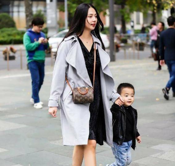 形象|“你妈妈不正经”，儿子在学校被同学排挤，只因妈妈穿了条超短裙