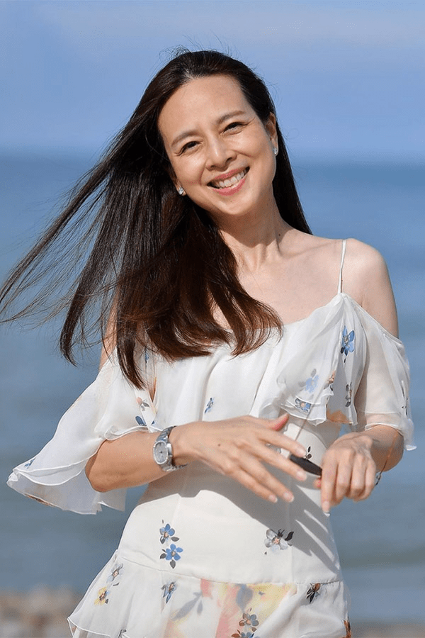 伍伦|泰国55岁华裔富婆有资本!怼脸拍不见一丝皱纹,嫩滑牛奶肌胜少女