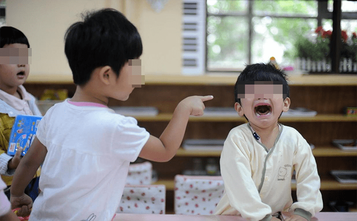 进行|孩子在幼儿园被人欺负怎么办？学会3种应对方式，远离他人伤害