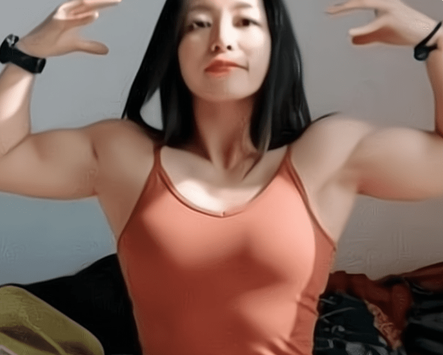 原创美女因倒三角身材走红脱下外套让人惊叹网友帅呆了