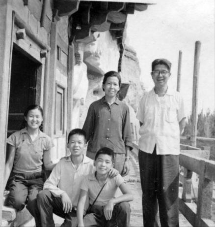 1965年8月常书鸿(右一)一家在敦煌莫高窟合影,前排左二为常嘉煌.