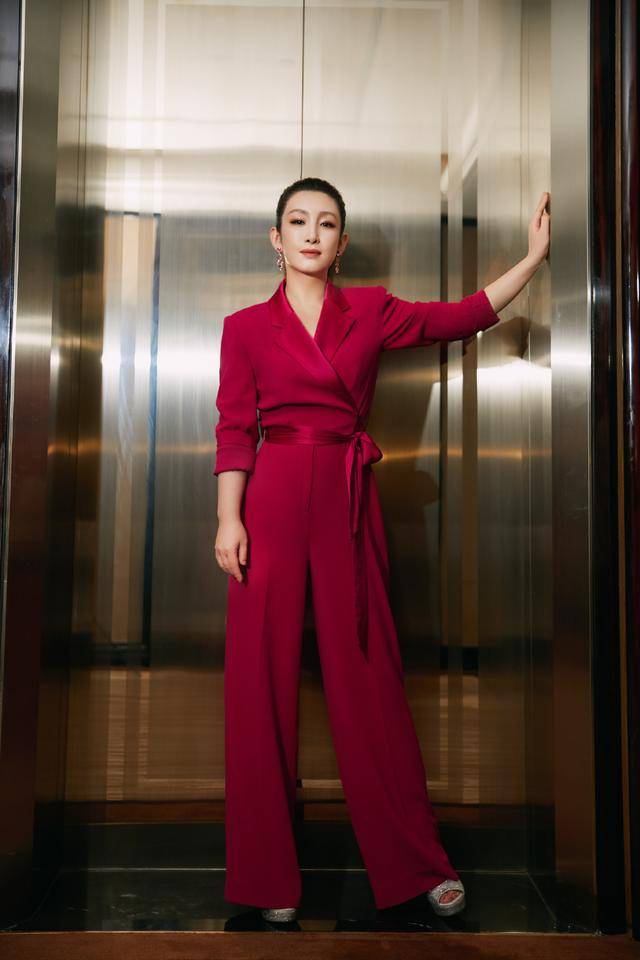 腰带|41岁的秦海璐夏日机场穿搭真洋气，穿黑色连衣裙减龄时髦，超好看