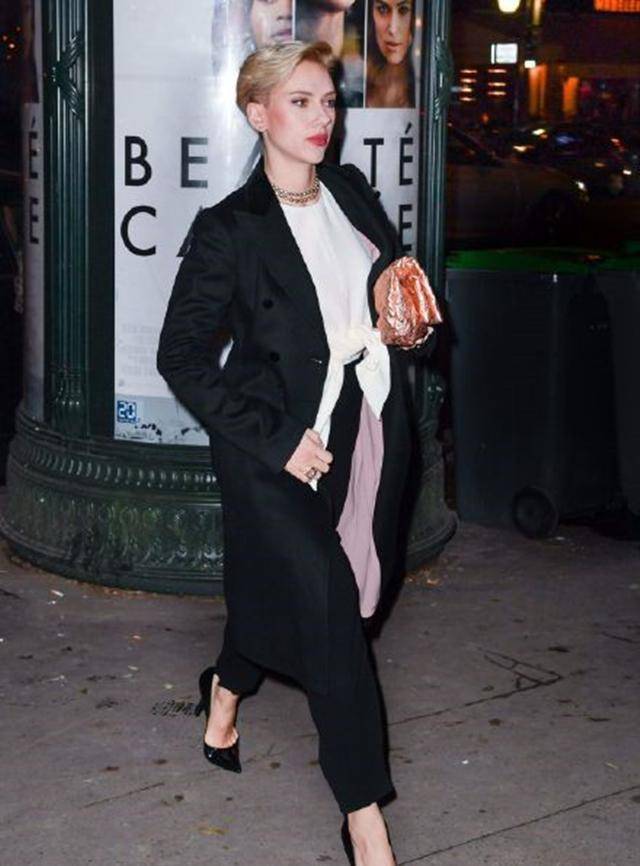 曲线|斯嘉丽可真敢穿，“睡衣裙”也能直接穿出来，身材性感真撩人！