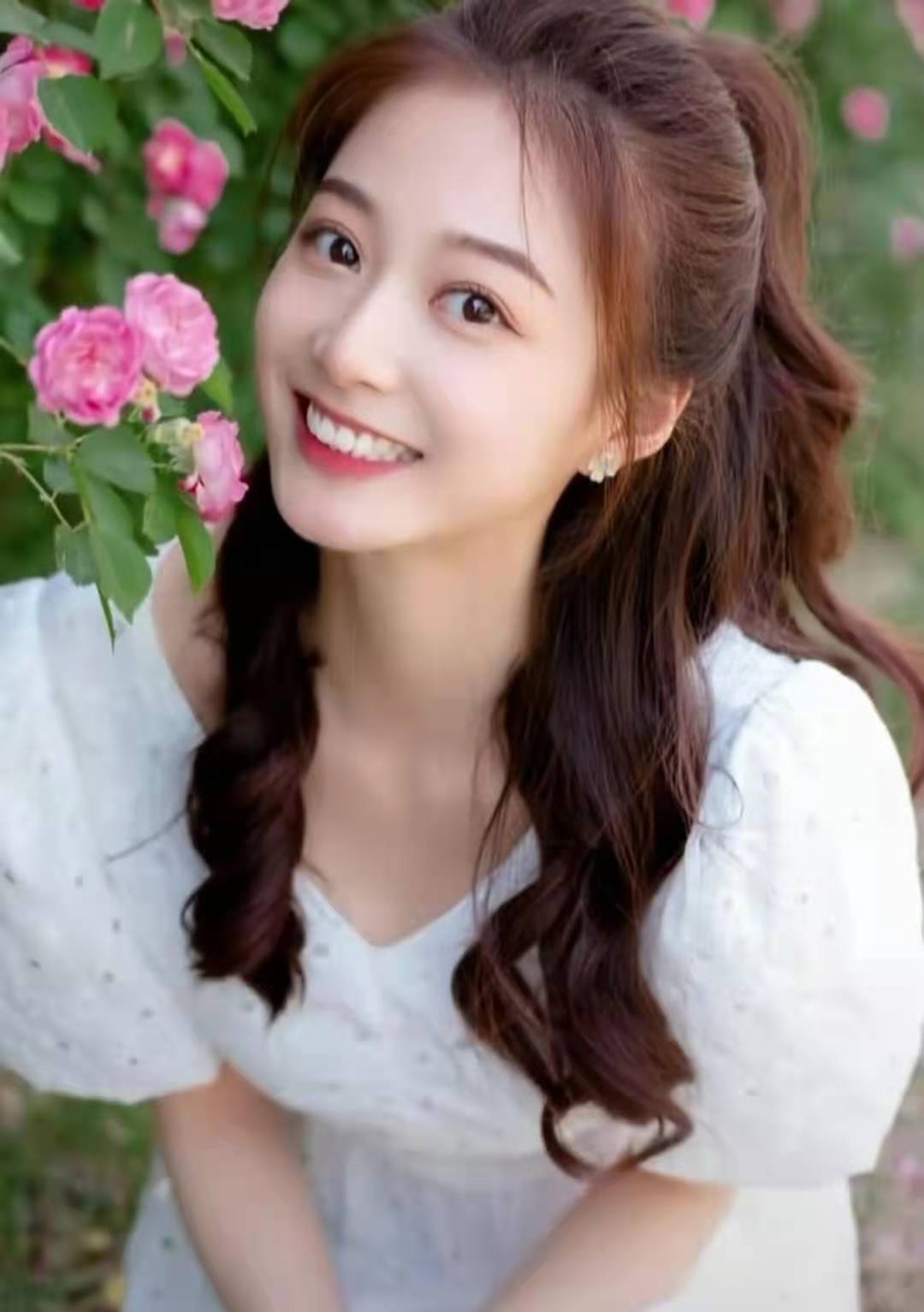 四名领诵员之一的冯琳是红船故里姑娘中国传媒大学的女大学生