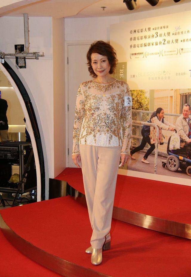 身材|叶童优雅亮相，穿包臀裙配钻石鞋好洋气，不靠医美皱纹明显自然美