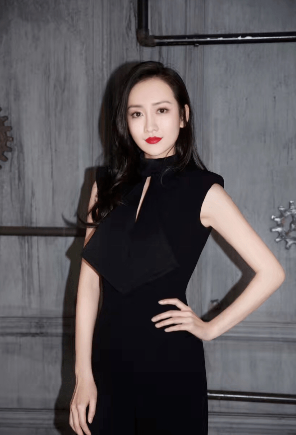 王鸥|看到王鸥正装才心动，裙子裤子皆如教科书，怎一个美字能概括