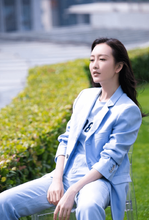 王鸥|看到王鸥正装才心动，裙子裤子皆如教科书，怎一个美字能概括