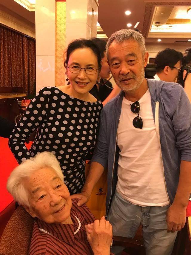 裙子|宋晓英66岁还这么漂亮，跟素人合影老态真实，但整个人气质优雅！