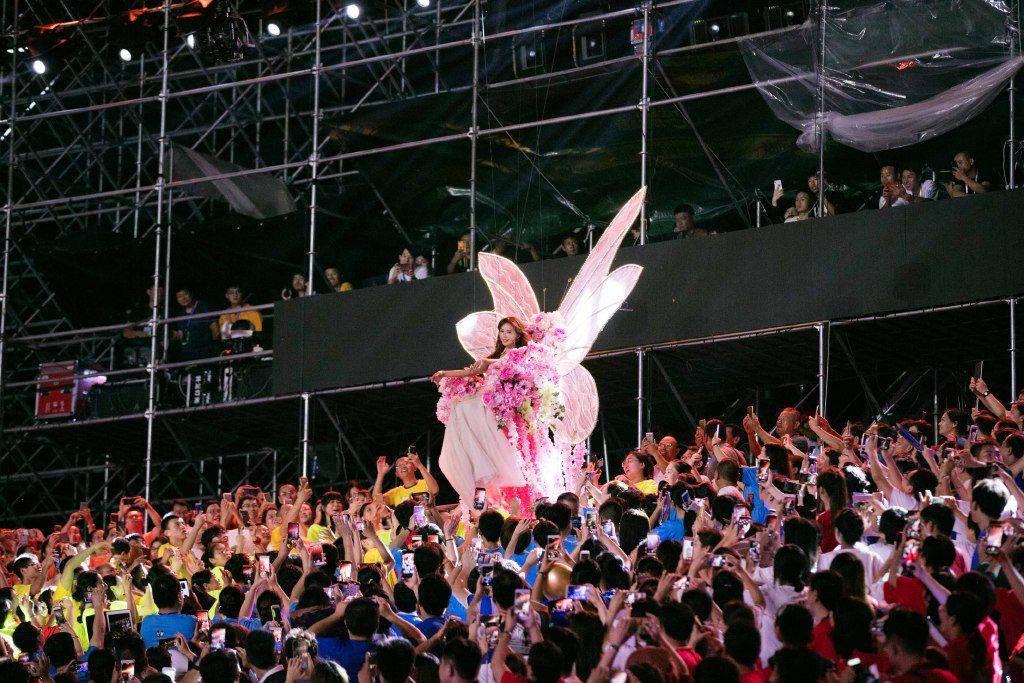 林志玲化身蝴蝶仙子亮相七夕晚会,空中吊威亚完成高难度动作?