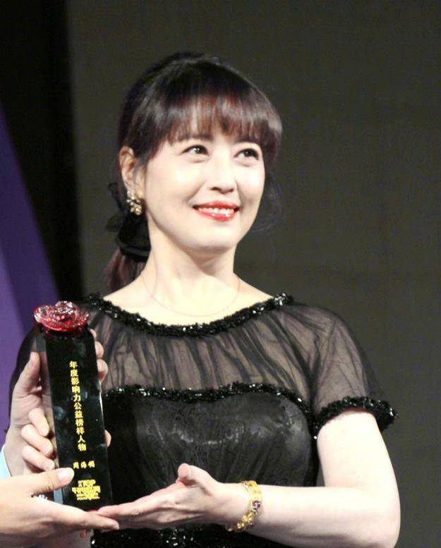 黑色|周海媚“胖了”更美,小圆脸怎么穿都“嫩”,搭配黑裙还很优雅