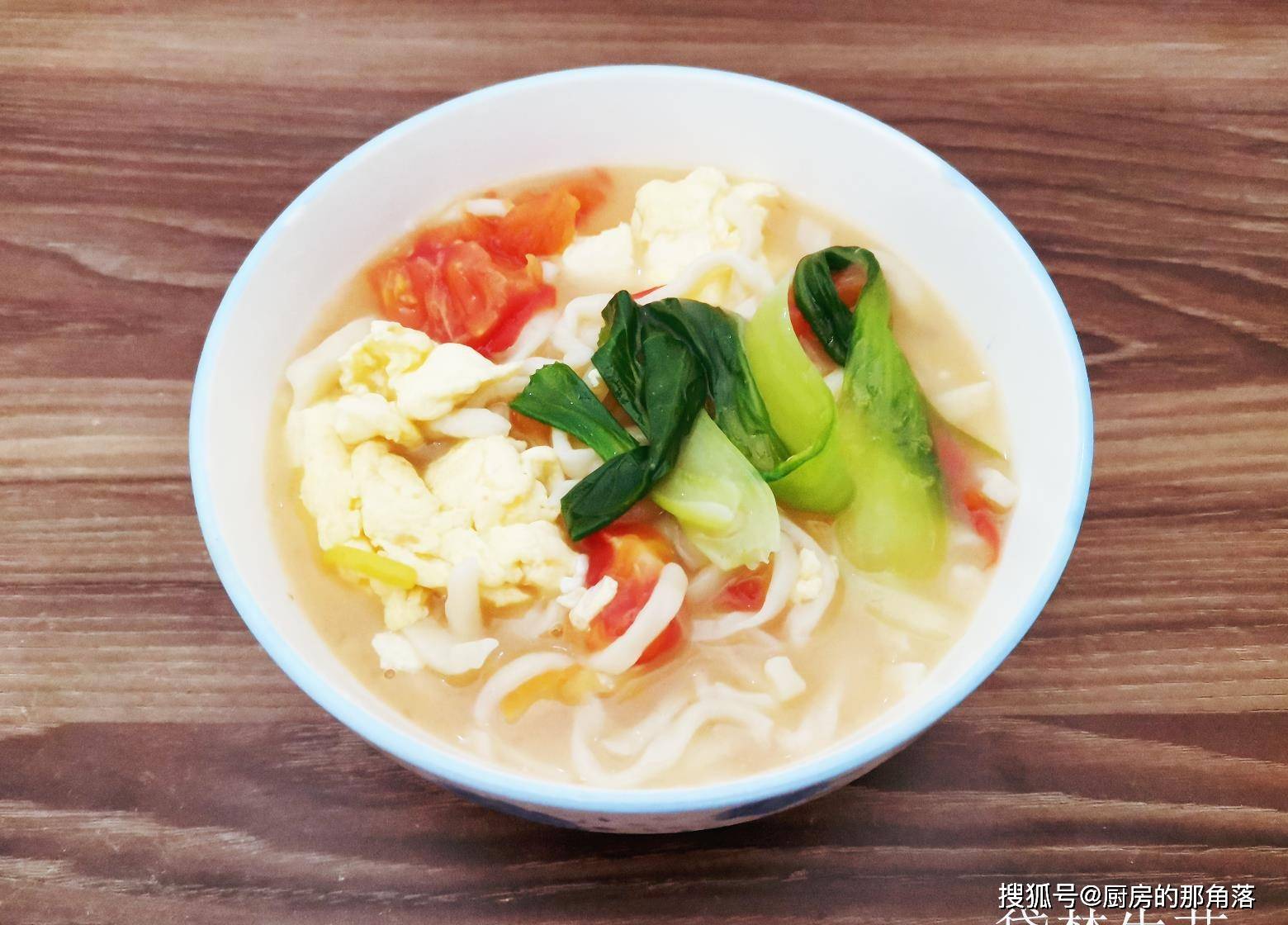 原创手擀面一个西红柿两个鸡蛋一把油菜一碗热腾腾的热汤面