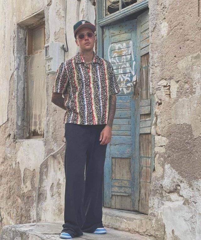 希腊|比伯夫妇甜蜜游希腊!迷妹妻子挖空心思秀身材,高级脸美过赛琳娜