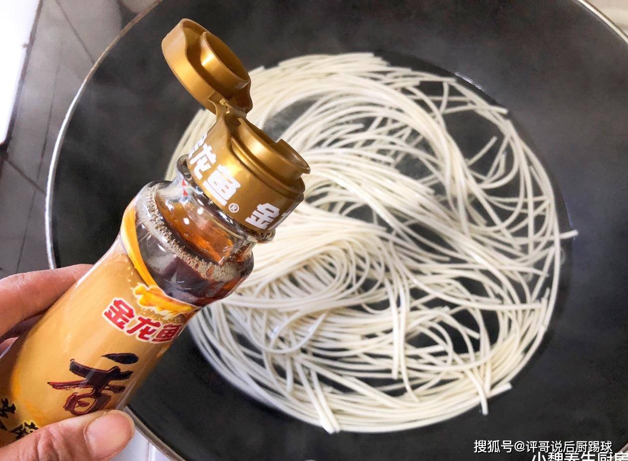 下锅|煮面条时，开水下锅是大错，面馆老板：牢记3点，面条爽滑又劲道