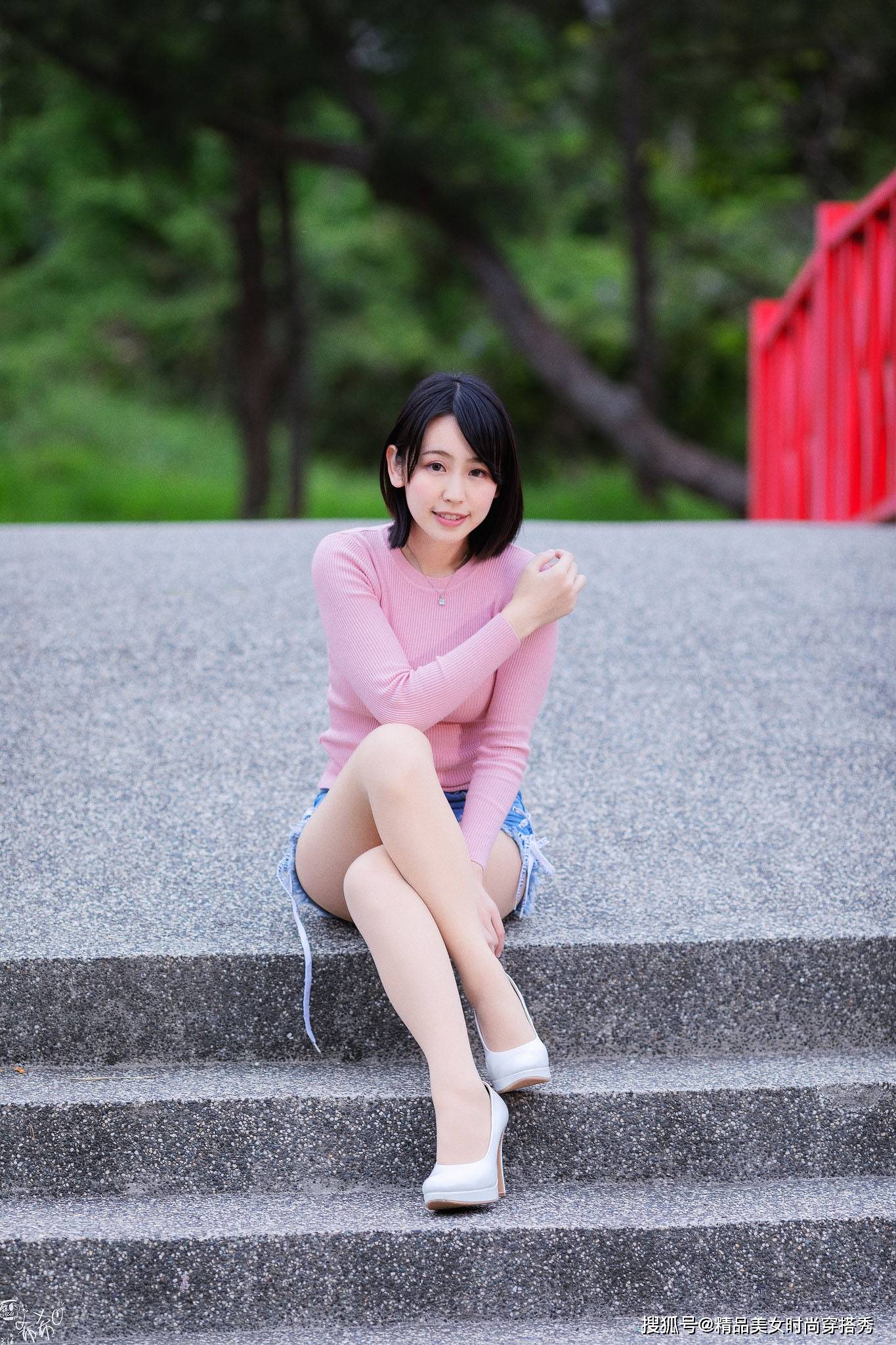 简单干练的冰丝衫搭一条牛仔短裤诠释了美女超凡脱俗的气质