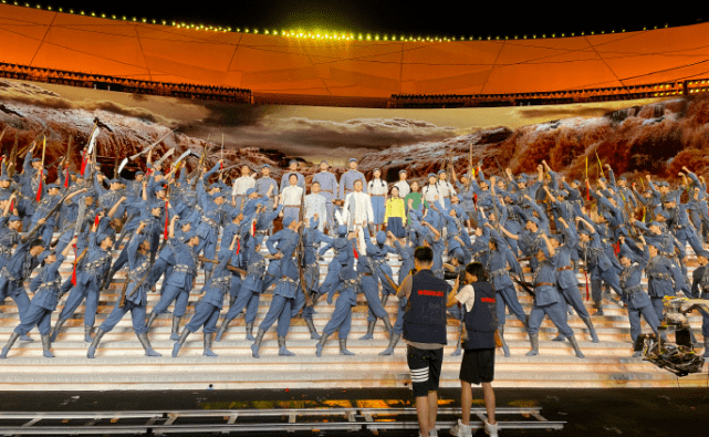 同成龙等两岸三地艺人一同合作的这首情景大合唱《怒吼吧,黄河》属于