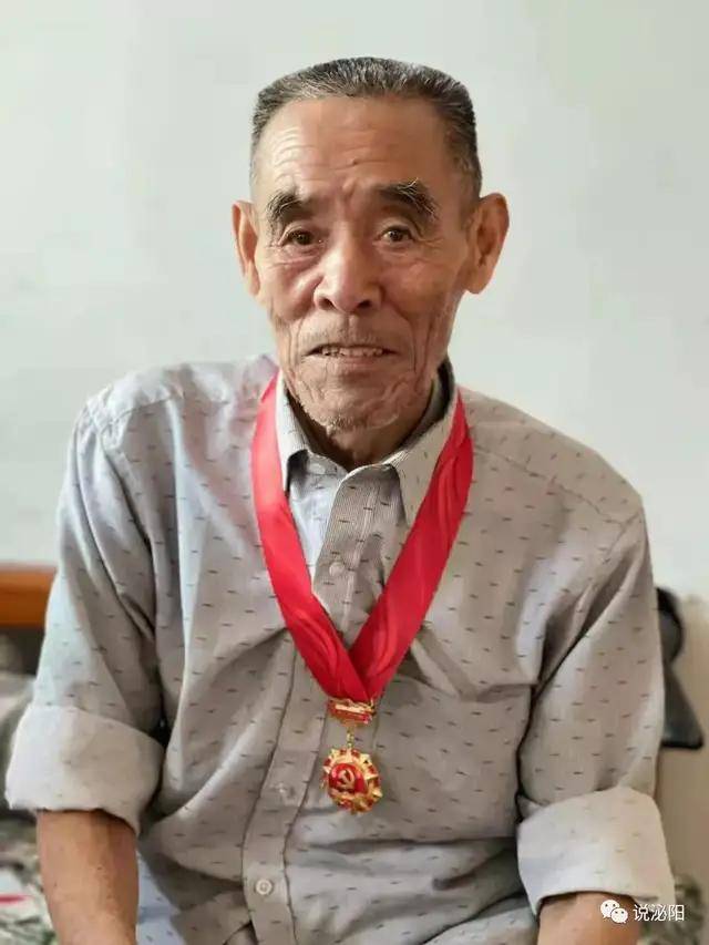 直到何楼村的群众全部疏散完毕,有位村民问刘长栓:"