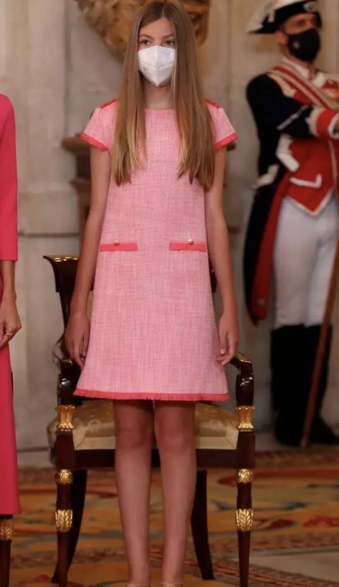 原创西班牙俩公主同穿蓝裙亮相简单却很高级妹妹扎丸子头气场更足