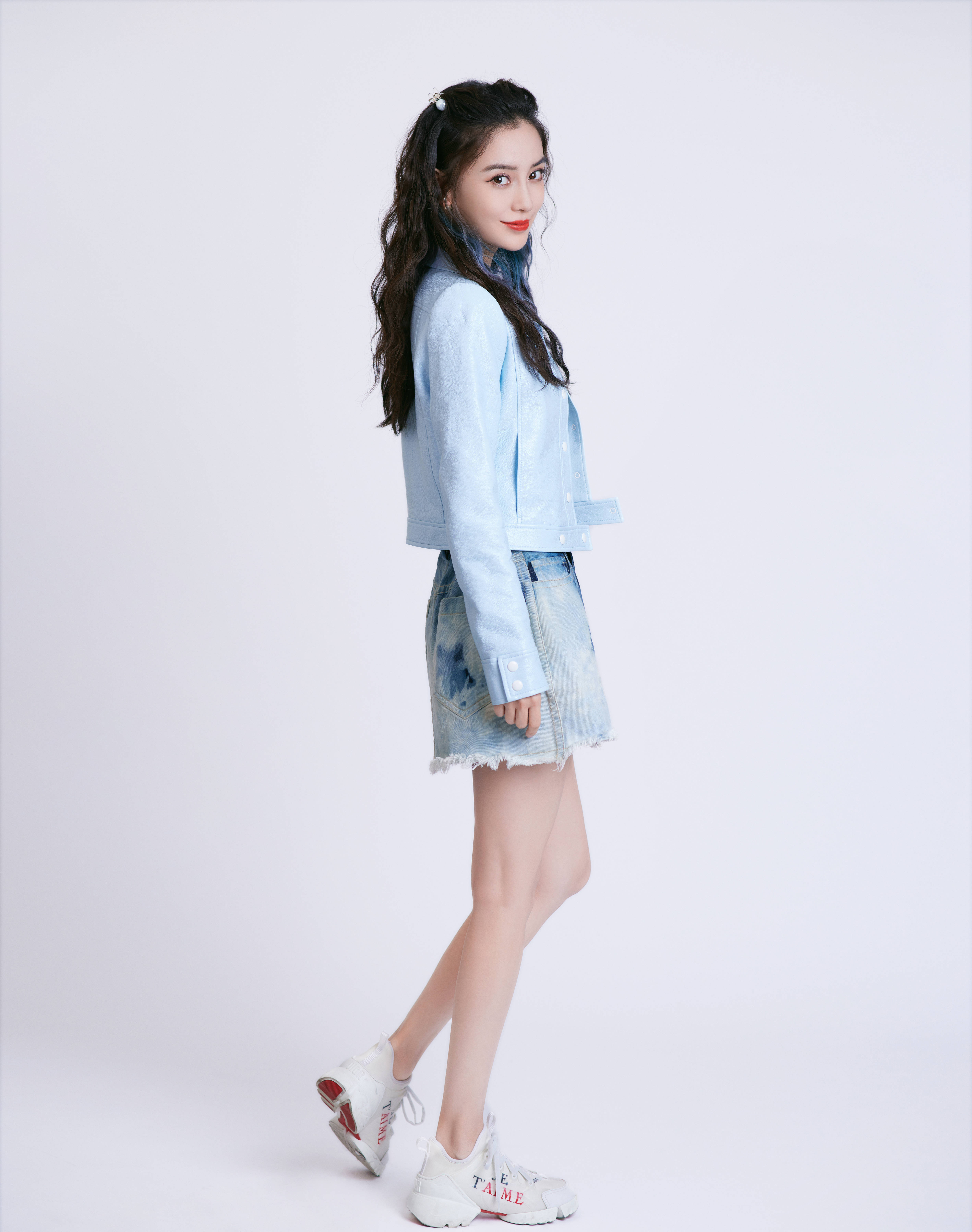 angelababy蓝色挂耳染青春靓丽扎染短裙秀长腿