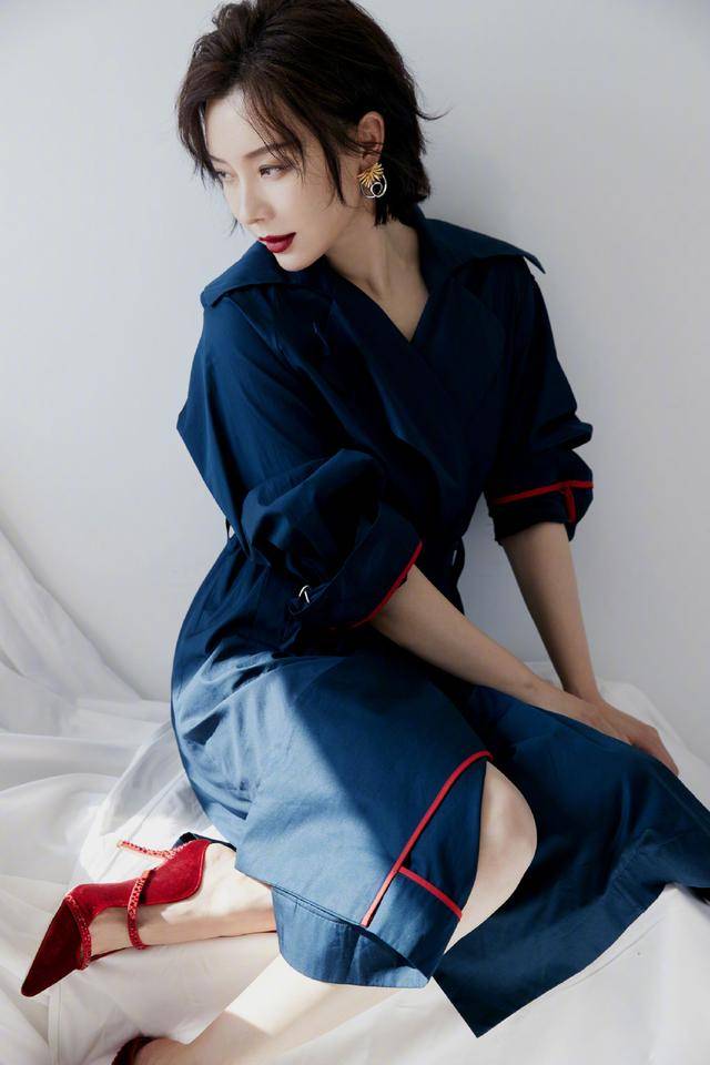 衣裙|佩服陈数，穿深蓝色风衣裙还曲腿坐，配丝绒高跟鞋美腿更撩人了