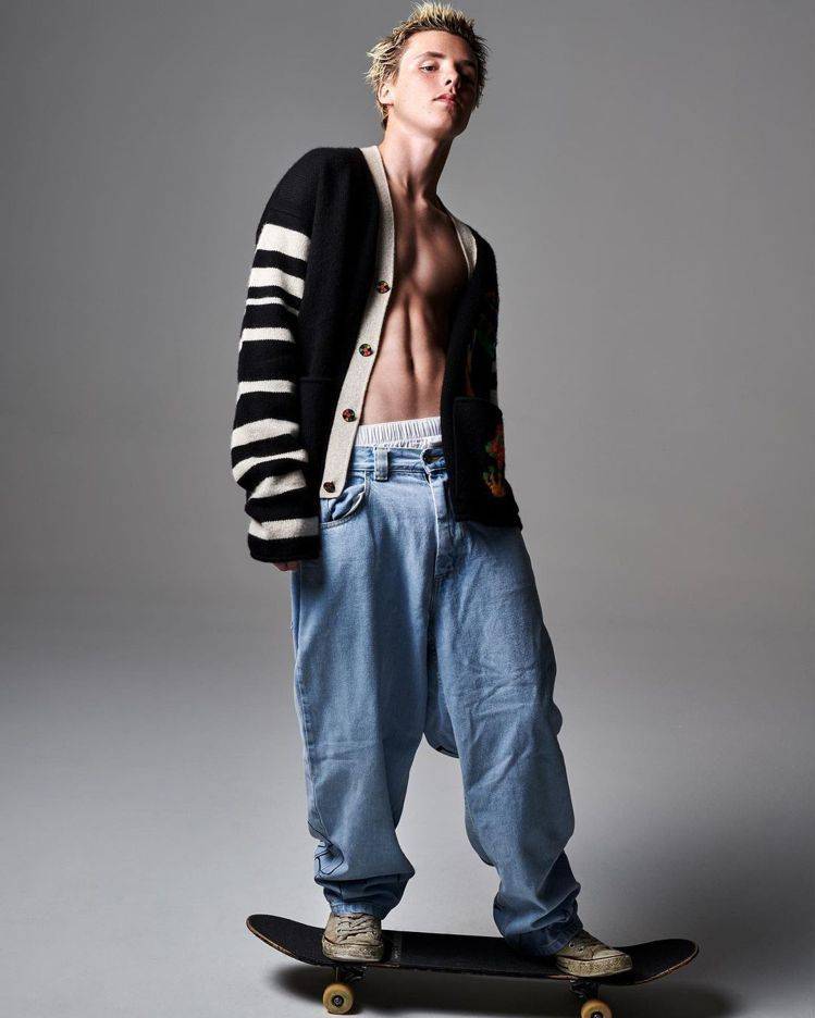 时尚|贝克汉姆小儿子一夜长成！16岁克鲁兹时尚照大秀肌肉线条，一崽胜一崽