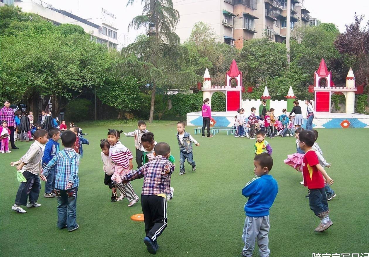 攻击性|在幼儿园里易受排挤的孩子，大多拥有三点特质，看看你家孩子有没