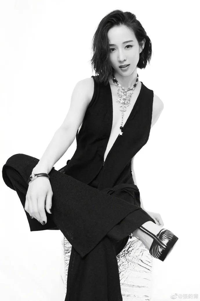 张钧甯穿深v黑裙大秀魔鬼身材雪肤娇嫩性感撩人