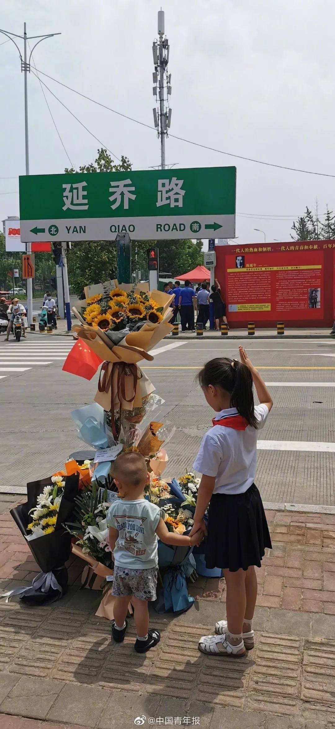 破防了 延乔路路牌下摆满鲜花 繁华大道