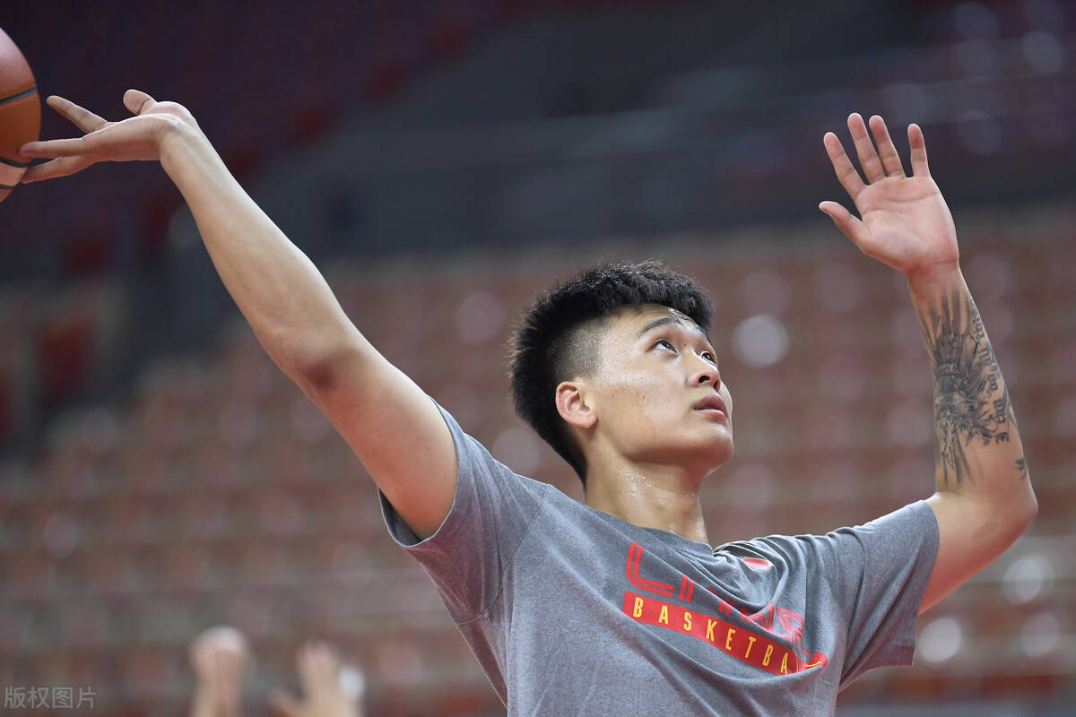中国男篮无缘奥运会却有惊喜,重用广东两悍将未来可期_赵睿