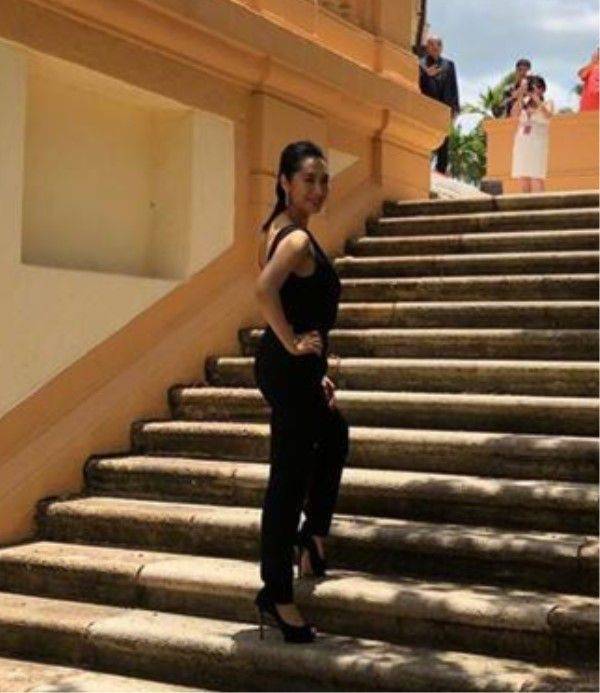 裙子|朱茵走红毯旧照，皮肤黑的出油身材又壮实，并不像营销那么漂亮！