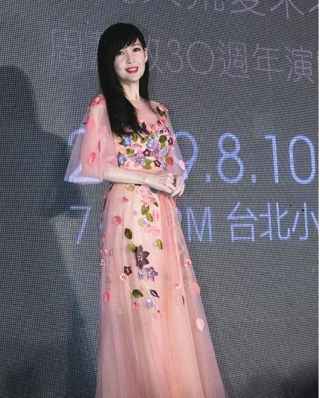 身材|52岁周慧敏还在凹少女感，穿抹胸粉裙身材纤细，脸却老得很真实