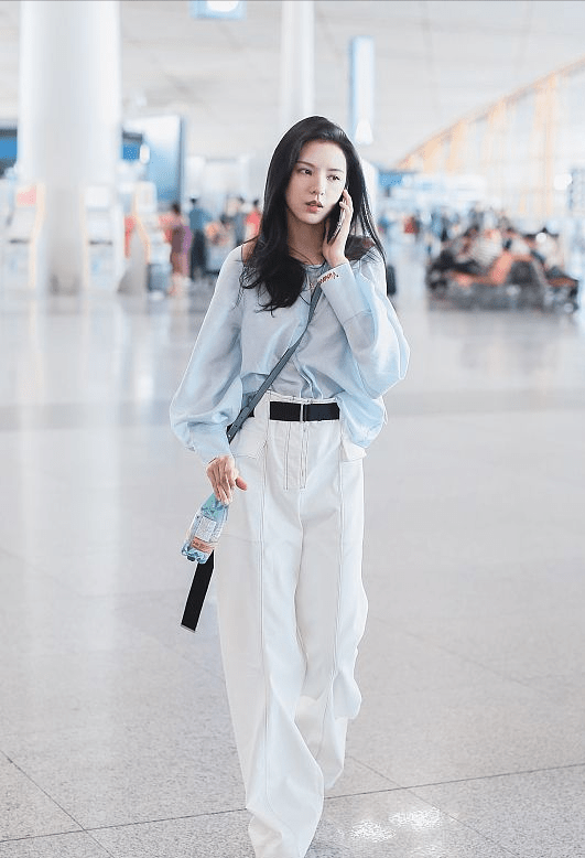 原创张予曦的身材太瘦了穿方领衬衫真担心挂不住高挑身形好迷人