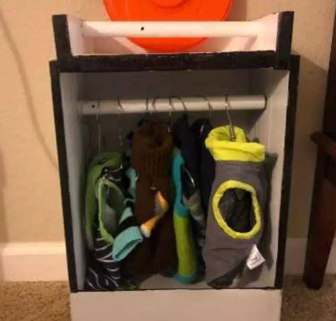 狗狗太喜欢穿衣服 可爱爷爷花两天时间给狗狗做小衣柜萌翻网友