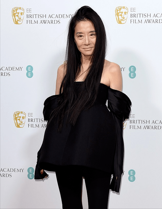 "婚纱女王"王薇薇72岁生日!穿吊带黄裙真像少女,说27岁我也信