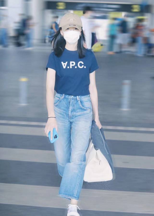 网友偶遇董洁母子逛街,董洁紧紧抓着12岁顶顶的手腕