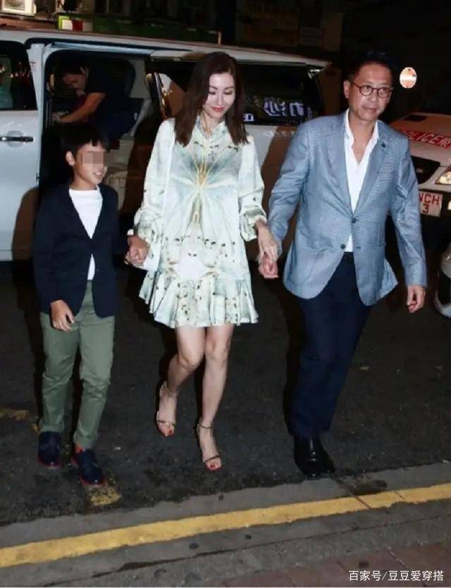 李嘉欣穿荷叶边裙难掩凹凸感,被父子俩牵手超宠溺