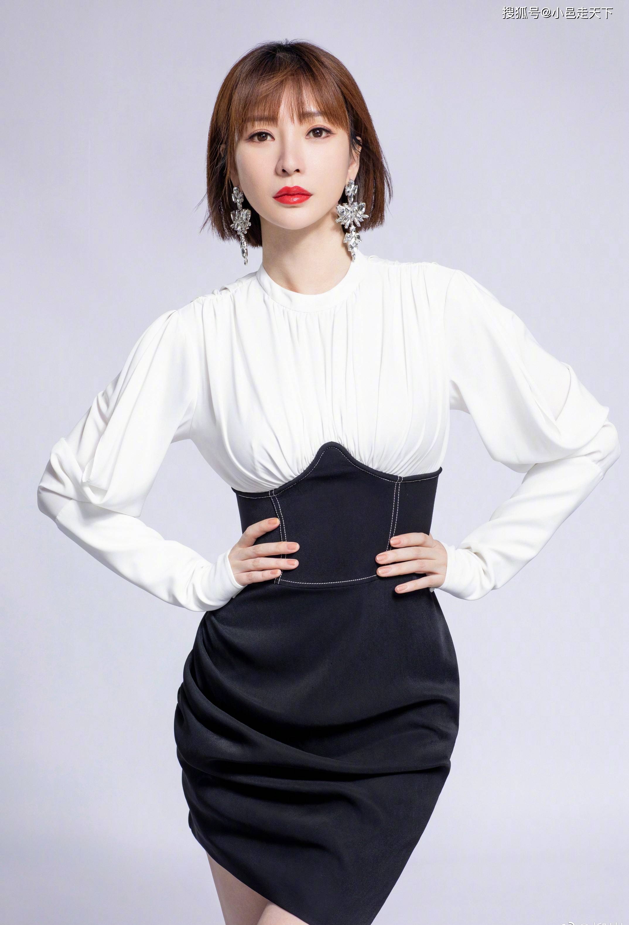 柳岩白色t恤优雅写真