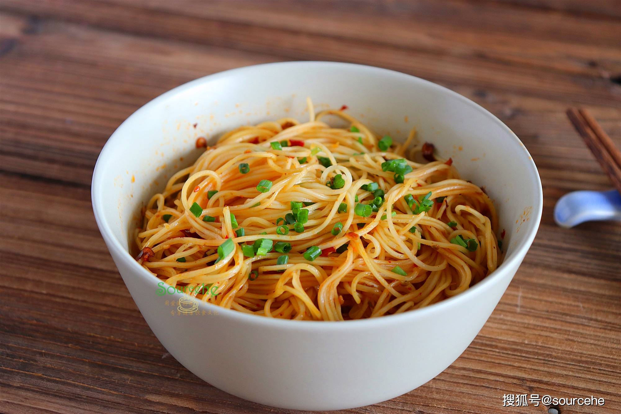 原创天气热,没胃口吃饭,煮一碗重庆小面,面条劲道顺滑,麻辣过瘾