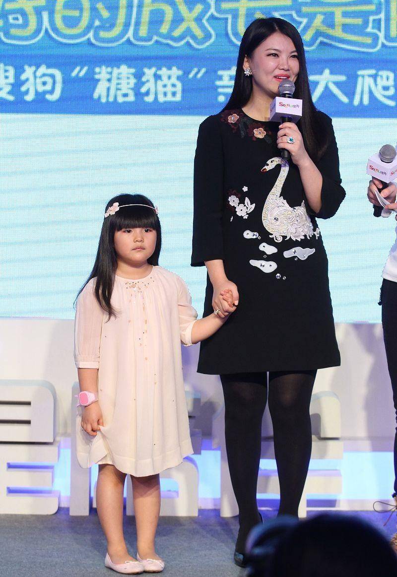 黑色|身材肉肉的女人很有魅力，李湘虽然微胖，但真是属于耐看型的