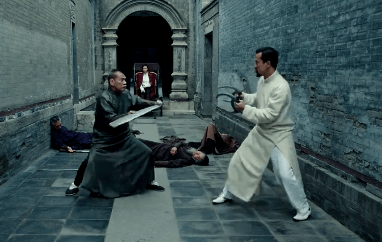 见招拆招,看似很厉害,其实都是虚假的,是徒弟站着不动让师父打,才