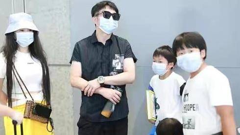 黑色|邹市明一家五口走机场！冉莹颖爆肥一身赘肉，长子成胖墩幼子呆萌