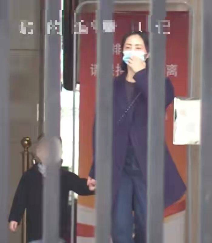 显得|孙莉走机场被拍，裤子破洞成这样，踩帆布鞋也太寒酸了吧！