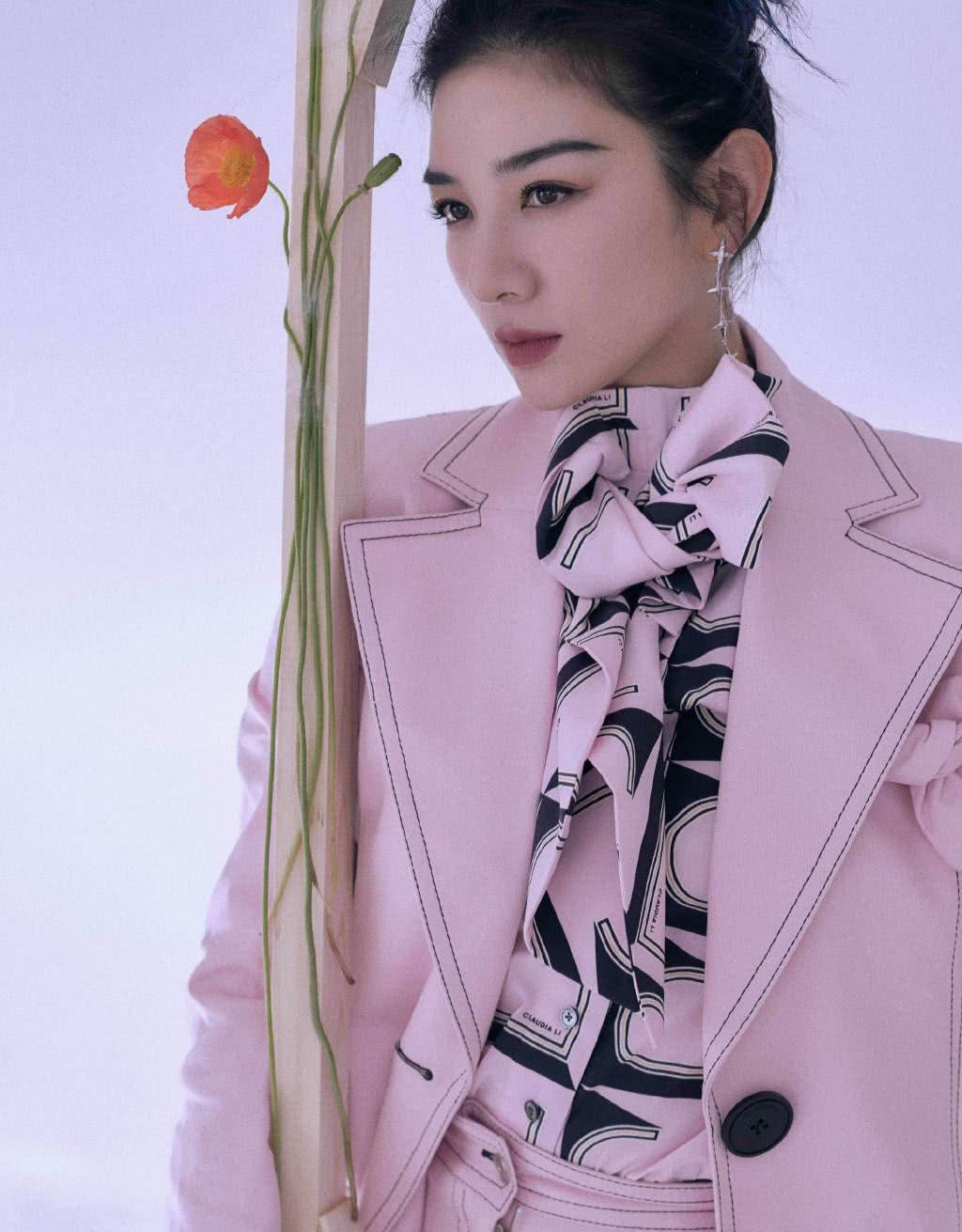 花朵|黄奕这颜值还是抗打的,穿花朵镂空裙戴珍珠项链,42岁娇嫩十足