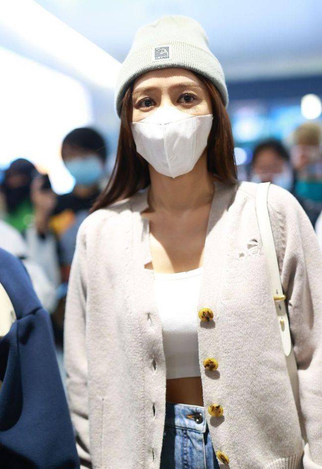 秦岚的颜值戴上口罩也挡不住,穿"二分衣"秀腰条,还挺时髦的