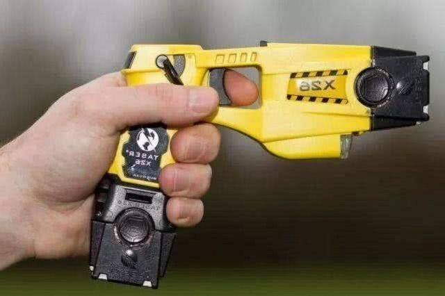 原出自20世纪初期的科幻小说中,泰瑟枪没有子弹,它是靠发射带电"飞镖"