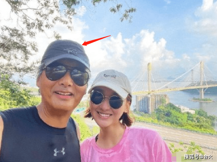 周润发头顶旧帽子皱得变形,鬓发花白身上肌肉壮硕