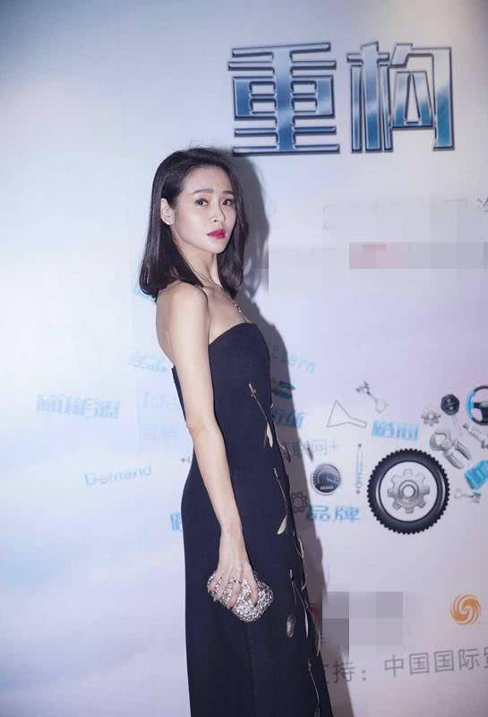 于明加|于明加厉害，把抹胸连衣裙开高叉变成长款抹胸，普通人hold不住