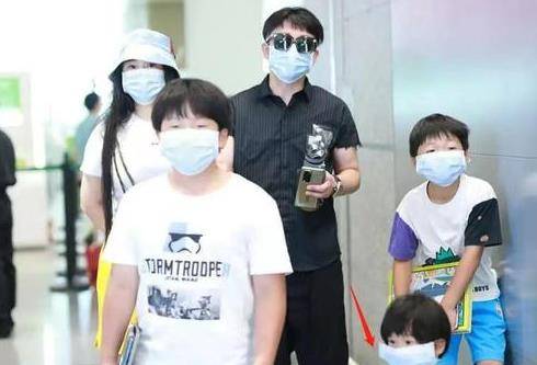 黑色|邹市明一家五口走机场！冉莹颖爆肥一身赘肉，长子成胖墩幼子呆萌
