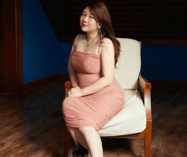 张歆艺|两位女星“腰”上热搜，到底多细才行
