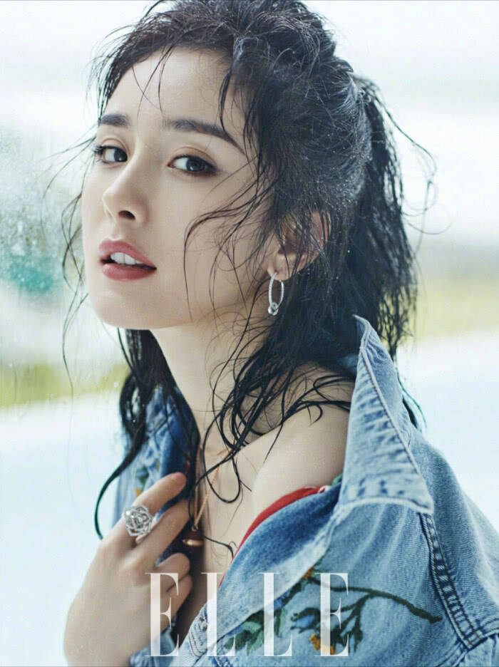 长度|杨幂机场穿搭:白色紧身小背心,看到裙子长度后:我就知道