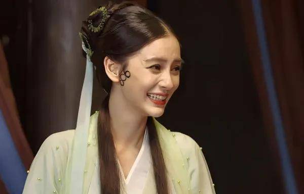 baby扮演青蛇,低头一刻"发缝"抢镜,这究竟是熬了多少夜?